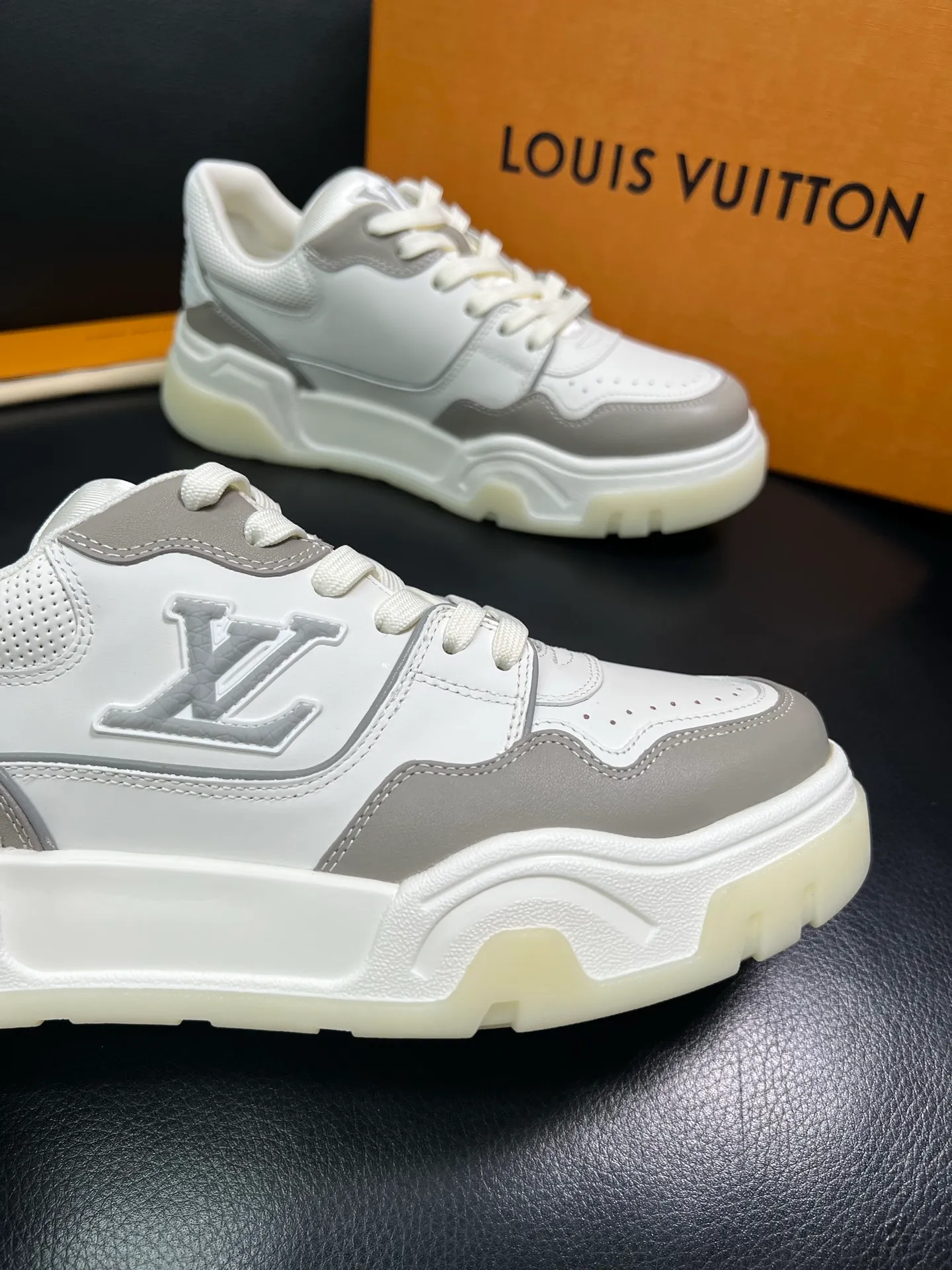 Men's shoes 💰900 Lv top purchase Louis Vuitton, counter synchronization, uppers imported from Italy cowhide, imported mesh padding soft and comfortable, soles: original soles specially provided by the original factory, T men's shoes 💰U exclusive movable molded soles super comfortable, original factory and single goods, high quality, welcome to compare, code number 38-44 (customized 45) 85883